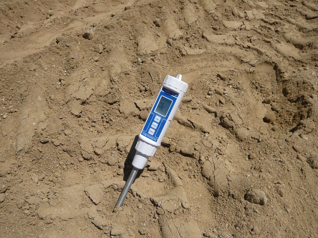 Medición de humedad relativa del suelo con higrómetro en campo