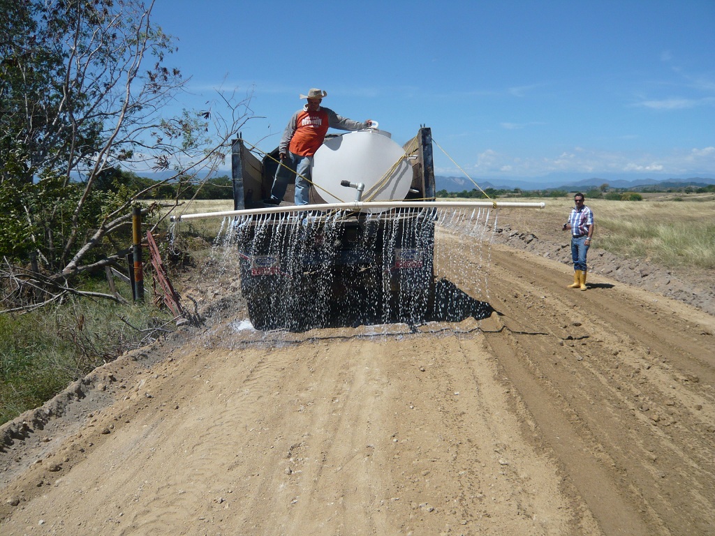 Primera fase de aplicación de la emulsión polimérica FixRoad® sobre la vía